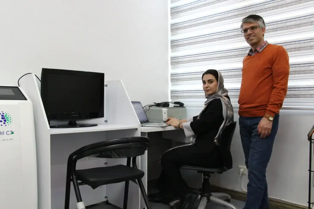 تیم نوروفیدبک در کلینیک دکتر مهرناز رضوانفرد در خیابان مطهری تهران منطقه شش